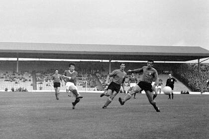Pak Doo Ik anota para Corea del Norte el gol del triunfo ante Italia, por el Mundial de 1966, en un partido disputado en Ayresome Park, Middlesbrough