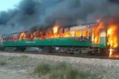 El fuego arrasó con los vagones cuando el tren estaba en marcha