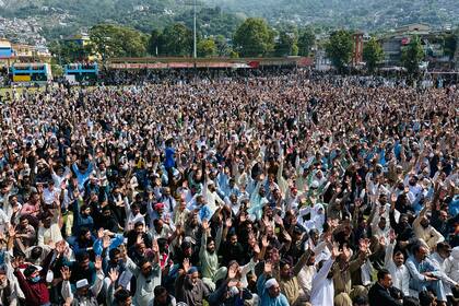 Pakistán dialoga con manifestantes en Cachemira; primer ministro pide calma tras enfrentamientos