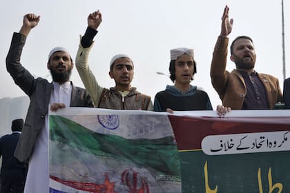 Pakistaníes entonan consignas en una manifestación para condenar el ataque de Irán en la zona fronteriza paquistaní, en Islamabad, Pakistán, el jueves 18 de enero de 2024.