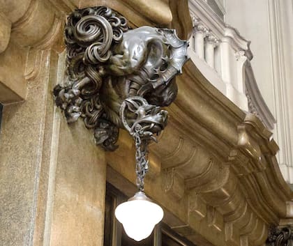 Palacio Barolo. En Avenida de Mayo 1370, el edificio está inspirado en la Divina Comedia. Sus dragones de bronce representarían, según algunos especialistas, la furia de Dante