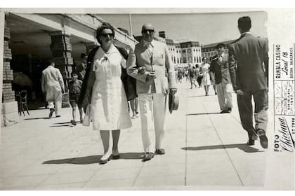 Una foto histórica de Massimiliano Bencich y su mujer Rosita, padres de Violeta; él y su hermano Miguel construyeron emblemáticos edificios en Buenos Aires