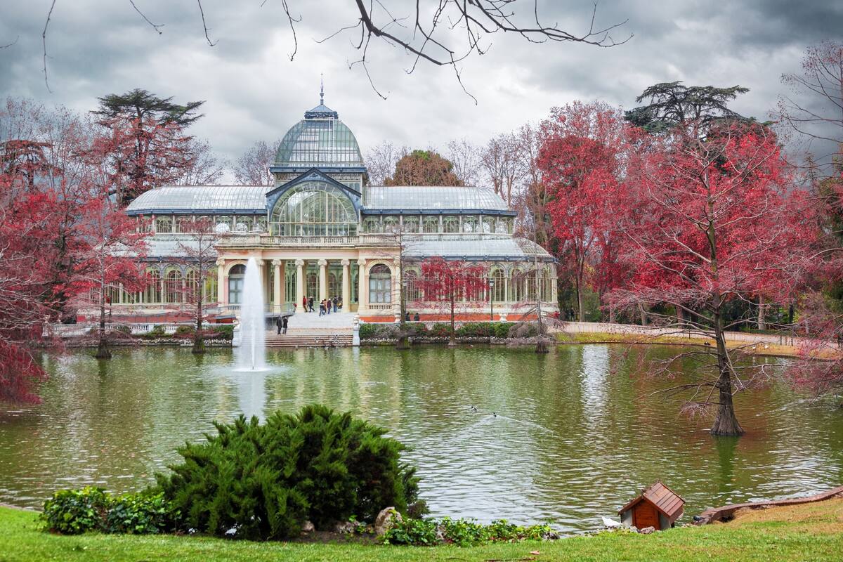 Palacio de Cristal sobre el lago en el Parque del Retiro, Madrid, en invierno