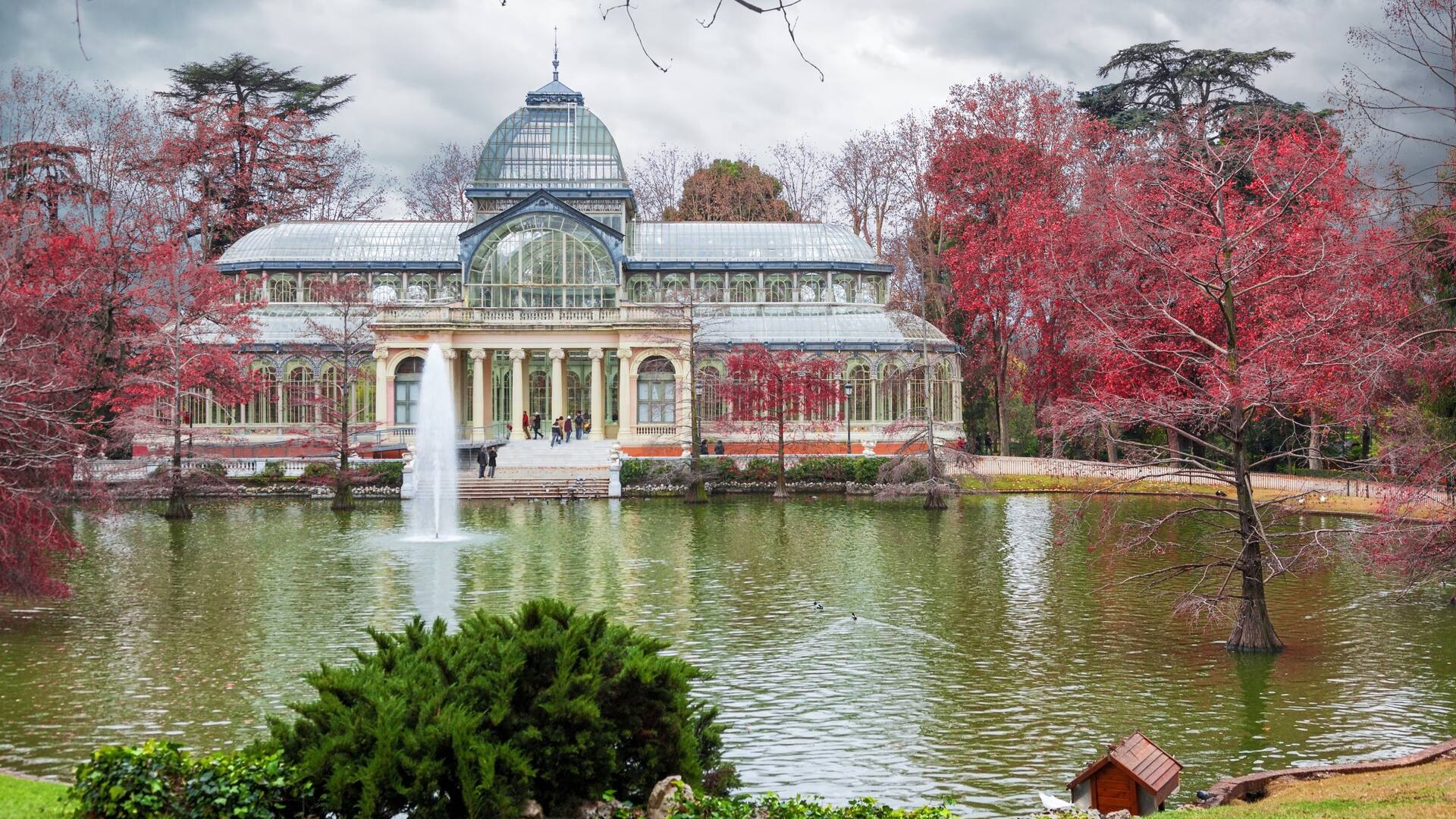 Palacio de Cristal sobre el lago en el Parque del Retiro, Madrid, en invierno