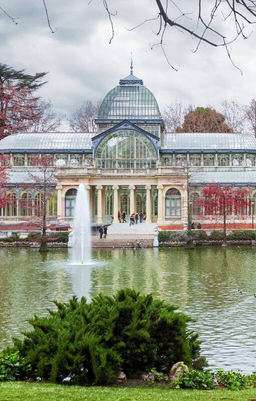 Palacio de Cristal sobre el lago en el Parque del Retiro, Madrid, en invierno