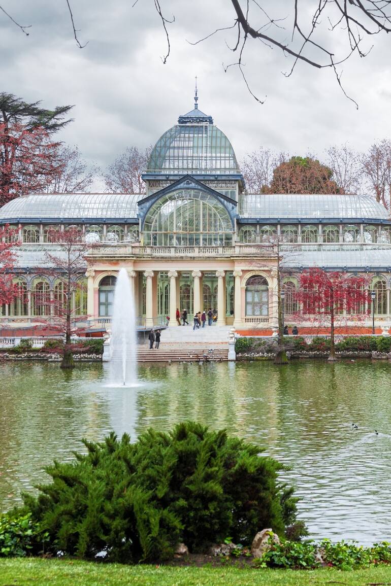Palacio de Cristal sobre el lago en el Parque del Retiro, Madrid, en invierno