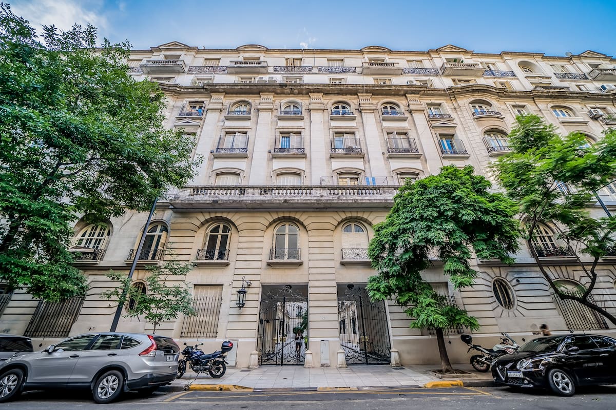 Palacio de los Patos, ubicado en Ugarteche 3050, pleno corazón de Palermo, es un distinguido edificio en el que vivieron, a lo largo de los años, muchos vecinos ilustres, desde Charly García hasta Luisa Vehil, el Padre Mugica o la viuda del presidente Roque Sáenz Peña