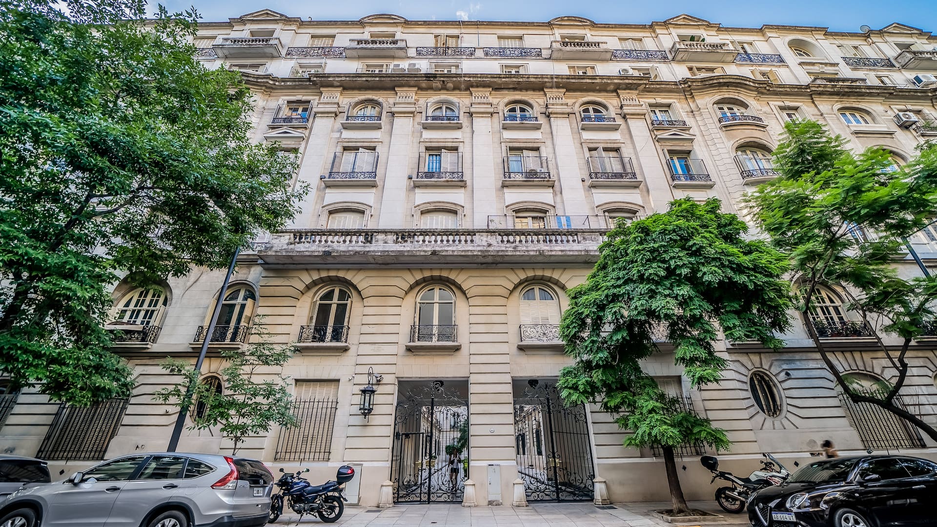 Palacio de los Patos, ubicado en Ugarteche 3050, pleno corazón de Palermo, es un distinguido edificio en el que vivieron, a lo largo de los años, muchos vecinos ilustres, desde Charly García hasta Luisa Vehil, el Padre Mugica o la viuda del presidente Roque Sáenz Peña
