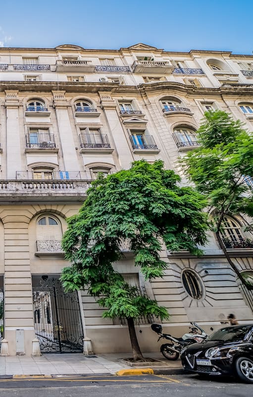 Palacio de los Patos, ubicado en Ugarteche 3050, pleno corazón de Palermo, es un distinguido edificio en el que vivieron, a lo largo de los años, muchos vecinos ilustres, desde Charly García hasta Luisa Vehil, el Padre Mugica o la viuda del presidente Roque Sáenz Peña