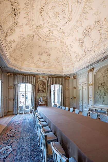 El Witte Eetzaal (o comedor blanco) no atravesó demasiados cambios, a simple vista. Se encuentra en una de las alas agregadas al edificio por Daniel Marot para el príncipe Guillermo IV de Orange entre 1734 y 1737.
