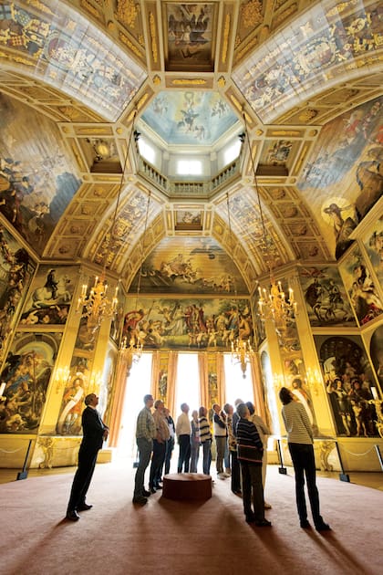 El Oranjezaal, o la Sala de Orange, fue abierta en contadas ocasiones. Fue construida por el arquitecto y pintor holandés Peter Post y está decorada con las pinturas de artistas como Jacob Jordaens, Gerard van Honthorst o Salomon de Bray, de quienes también hay obra en el museo del Prado.