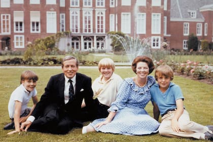 Constantino, Claus, Guillermo, Beatriz y Friso de Holanda posan en palacio el primero de enero de 1982. Así recibían un nuevo año y celebraban los casi dos que llevaban viviendo allí. La actual princesa reinó durante treinta y tres años.