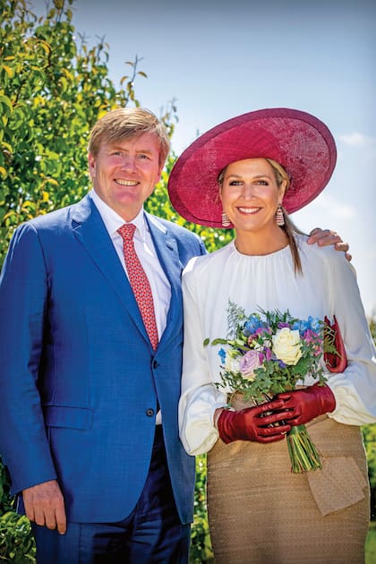 La mudanza de la princesa Beatriz al castillo Drakensteyn, en 2014 puso en discusión el propio traslado de los soberanos de Villa Eikenhorst, en Wassenaar, al palacio de Huis ten Bosch, en La Haya. En ese entonces, la Casa Real sólo indicó que se produciría en el momento oportuno.