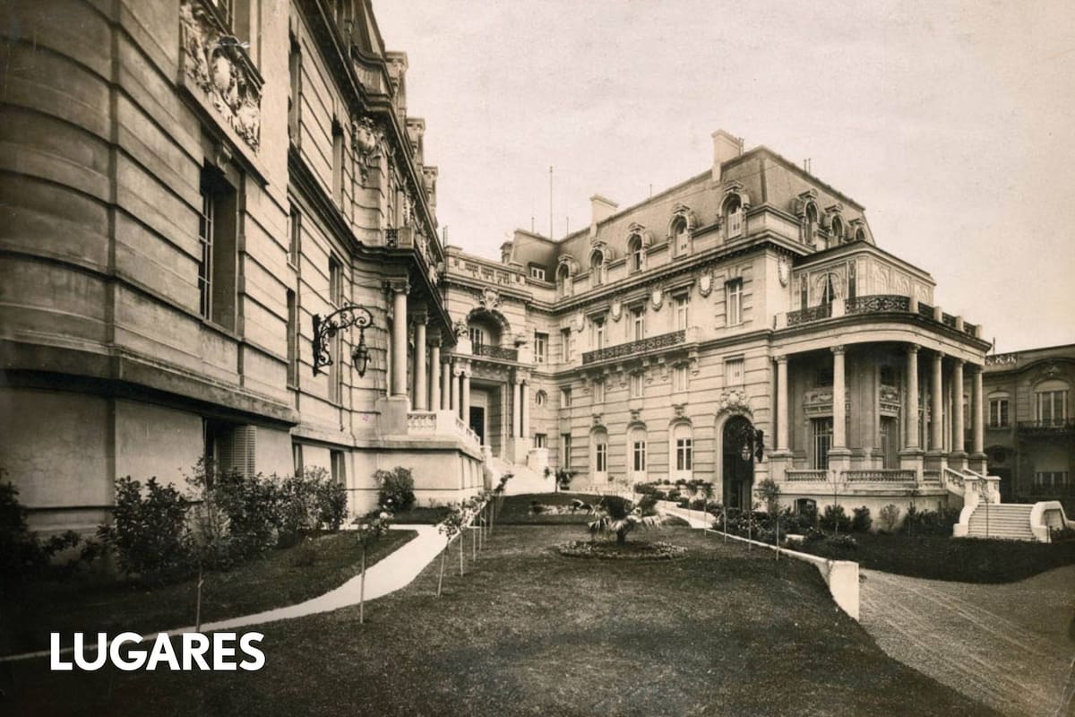 Durante su estancia en París, José C. Paz le encargó al arquitecto francés Louis Marie Henri Sortais (1860-1911) –egresado de la École des Beaux-Arts de esa ciudad– los planos de este palacio de escala inusitada, compuesto internamente de tres residencias