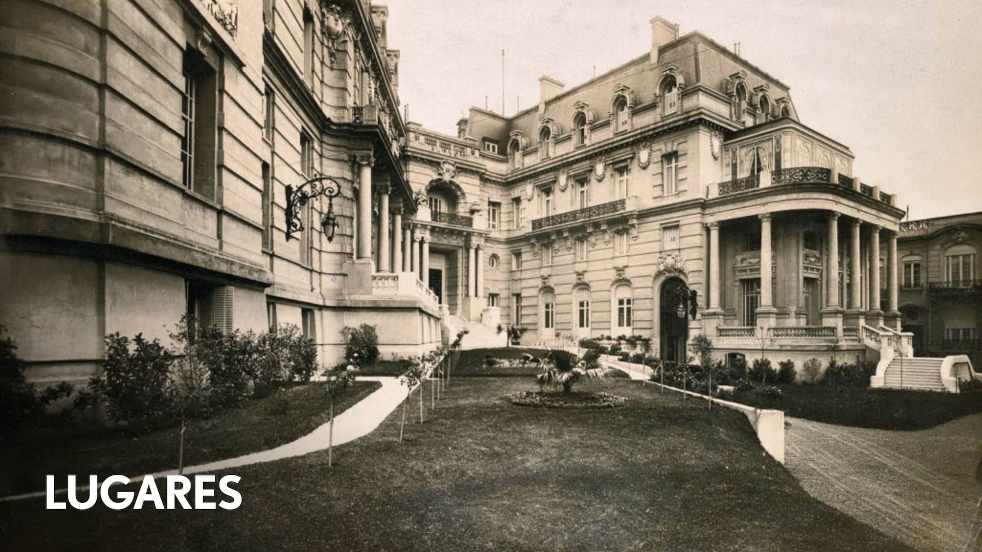Durante su estancia en París, José C. Paz le encargó al arquitecto francés Louis Marie Henri Sortais (1860-1911) –egresado de la École des Beaux-Arts de esa ciudad– los planos de este palacio de escala inusitada, compuesto internamente de tres residencias