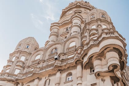 El Palacio Salvo, al igual que el Barolo, responden a un estilo ecléctico