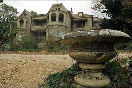 Este año, el Ministerio de Cultura heleno decidió rescatar el Palacio Tatoi, de las ruinas. Había perdido su esplendor "por falta de fondos". Recién habían comenzado los trabajos cuando apareció un nuevo enemigo: el fuego.