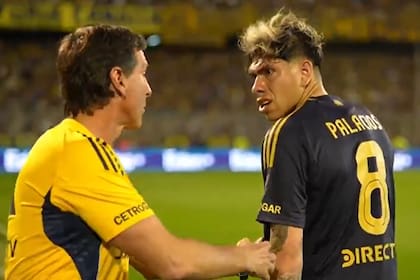 Palacios le recrimina a Úbeda el cambio durante el partido entre Central y Boca en Rosario