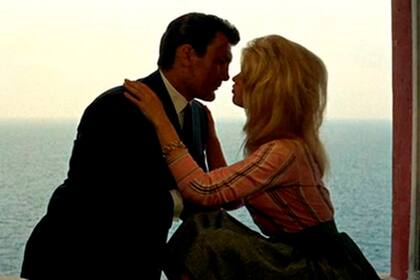 Palance y Bardot, en una de las escenas que se rodaron en Capri