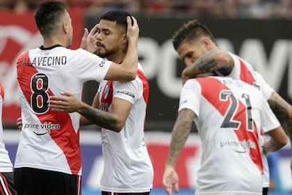 Palavecino saluda a Paulo Díaz, autor del gol de cabeza con que River le ganó a San Lorenzo 1-0 en el Nuevo Gasómetro