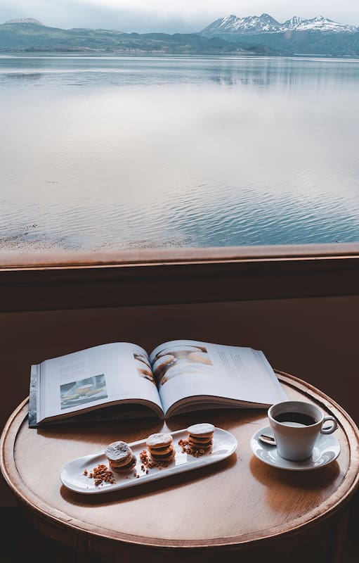 Palco preferencial: si bien muchos hoteles ofrecen vistas magníficas, hay algo muy íntimo y especial en disfrutarlas desde la propia habitación, como esta del Canal de Beagle.