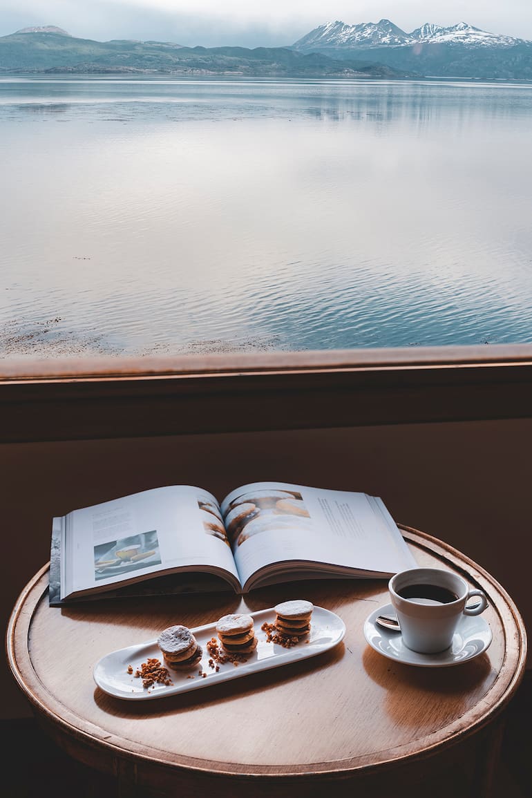 Palco preferencial: si bien muchos hoteles ofrecen vistas magníficas, hay algo muy íntimo y especial en disfrutarlas desde la propia habitación, como esta del Canal de Beagle.