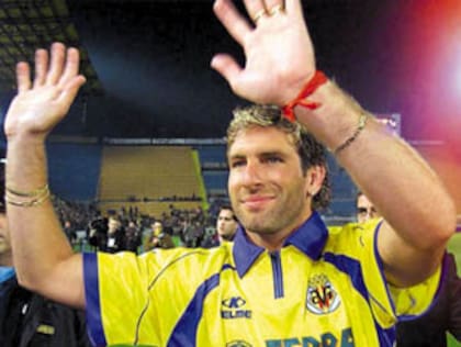 Martín Palermo saluda a la hinchada en su paso por Villarreal, en el que convirtió 18 goles