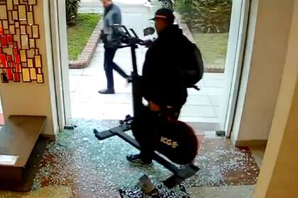 Palermo: un hombre destrozó la puerta de un local a golpes y robó una bicicleta fija valuada en US$ 8500