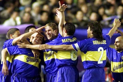Palermo y Riquelme celebran juntos uno de los más grandes triunfos de Boca de la historia: ante Real Madrid en 2000.