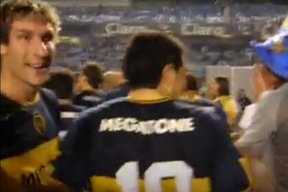 Palermo y Riquelme se abrazan, en el campo de juego del estadio de Gremio, tras el triunfo y antes de alzar por última vez la Copa Libertadores (Gentileza Gastón Sandler)