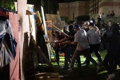 Incidentes durante una manifestación propalestina en el campus de la Universidad de Los Angeles (UCLA) (Photo by ETIENNE LAURENT / AFP)