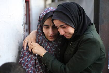 Palestinas lloran por las víctimas muertas durante los ataques aéreos israelíes, en la ciudad de Rafah, en el sur de la Franja de Gaza, el 12 de febrero de 2024
(Xinhua/Khaled Omar)