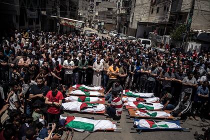Palestinos asisten al funeral por dos mujeres y ocho niños de la familia Abu Hatab en Ciudad de Gaza, que murieron en un ataque aéreo israelí, el sábado 15 de mayo de 2021. (AP Foto/Khalil Hamra)