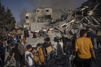 Palestinos buscan sobrevivientes tras un ataque aéreo israelí en el campamento de refugiados de Khan Younis, al sur de la Franja de Gaza, el martes 7 de noviembre de 2023.