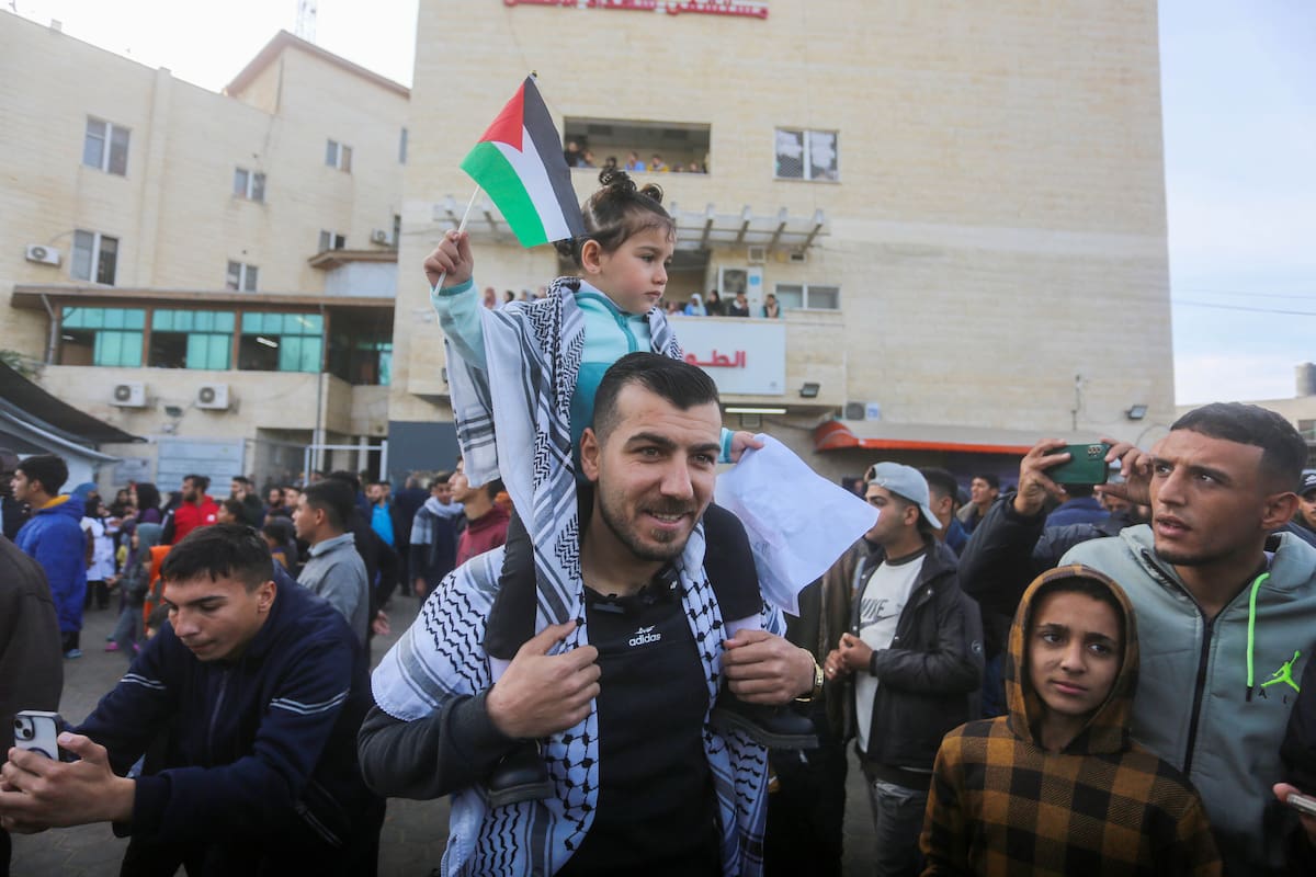 Palestinos celebran el anuncio del alto el fuego e intercambio de prisioneros entre Israel y Hamas en Deir Al Balah, Gaza, el 19 de enero de 2025