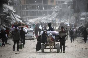 Palestinos con sus pertenencias en Khan Yunis, en la Franja de Gaza (Foto AP /Mohammed Dahman)