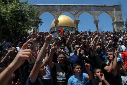 Palestinos corean lemas en una protesta delante de la Cúpula de la Roca en la Mezquita de Al Aqsa, en la Ciudad de Vieja de Jerusalén, el viernes, 18 de junio del 2021. Centenares de palestinos se congregaron tras los servicios religiosos en respuesta a una manifestación de judíos ultranacionalistas el martes en la que mjchos gritaron "Muerte a los árabes". (AP Foto/Mahmoud Illean)