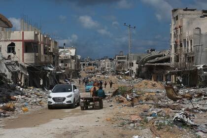 Palestinos desplazados en la zona de Khan Younis huyen hacia Rafah