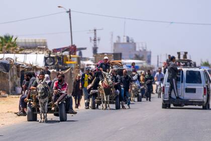 Palestinos desplazados llegan al centro de Gaza tras huir de la ciudad de Rafah, en el sur de la Franja, en Deir al Balah