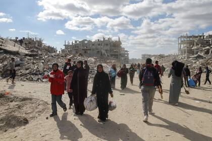Palestinos desplazados regresan a Rafah, Franja de Gaza, el lunes 20 de enero de 2025, al día siguiente de que entrase en vigencia l cese el fuego entre Israel y Hamas