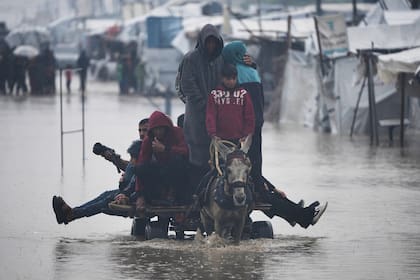 Palestinos en Gaza sufren frío en medio de tormenta invernal