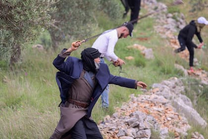 Palestinos enfrentan a las fuerzas de seguridad israelíes, en Beita, al sur de Nablus, en Cisjordania. (Jaafar ASHTIYEH / AFP)