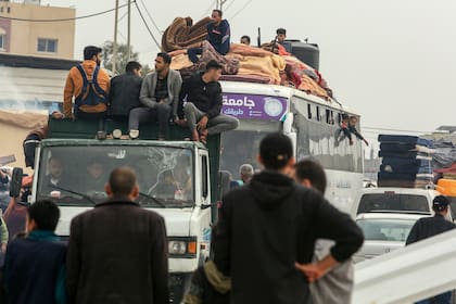 Palestinos escapan de la ciudad de Khan Yunis, en el sur de Gaza