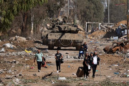 Palestinos escapan del norte de la Franja de Gaza por el camino de Saladino en las afueras de Ciudad de Gaza