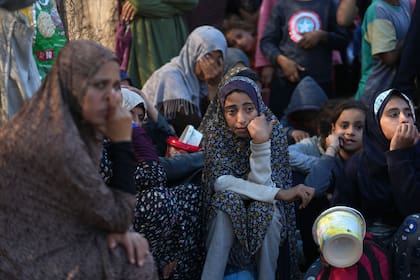 Palestinos esperan en fila a recibir comida en Deir al-Balah, Franja de Gaza, el lunes 18 de noviembre de 2024.