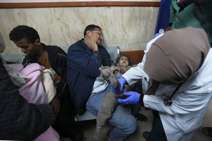 Palestinos heridos en el bombardeo israelí de la Franja de Gaza son trasladados al hospital de Deir al Balah, Franja de Gaza. (AP Photo/Adel Hana)
