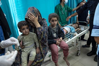 Palestinos heridos en un bombardeo israelí sobre la Franja de Gaza son trasladados a un hospital en Jan Yunis, el domingo 12 de noviembre de 2023. ( AP Foto/Fatima Shbair)