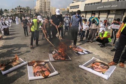 Palestinos miembros de Hamas participan hoy en una protesta contra las publicaciones de una caricatura del profeta Mahoma en Francia y los comentarios de Macro en Khan Yunis, en el sur de la Franja de Gaza.