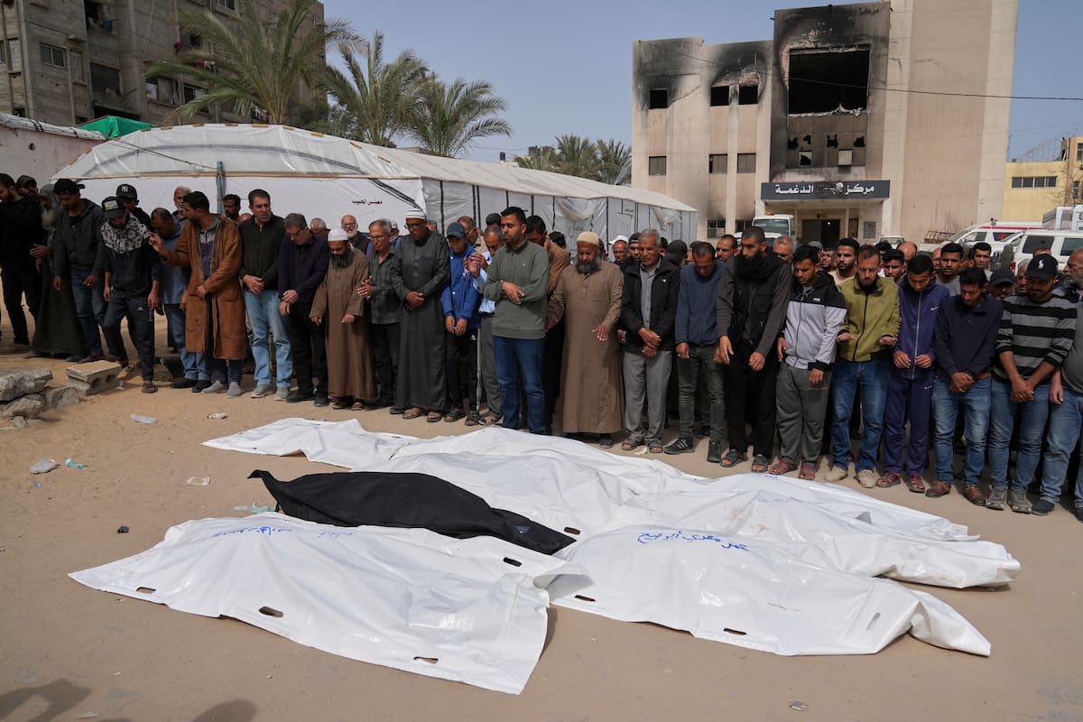 Palestinos oran junto a los cuerpos de cinco de las personas que murieron en el ataque contra Khan Yunis, en el sur de la Franja de Gaza