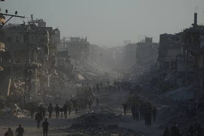 Palestinos regresan a las ruinas mientras ONG buscan aumentar ayuda y tropas de EEUU llegan a Israel